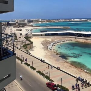 🌸شقة مصيفية بمستوى فندقي فاخر على البحر مباشرة في العوام! 🌊🏖️
