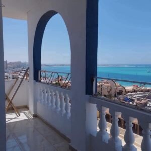 🦈شقة أول صف على البحر غرفتين في قلب شاطئ الهنا بمطروح! 🌊🏖️
