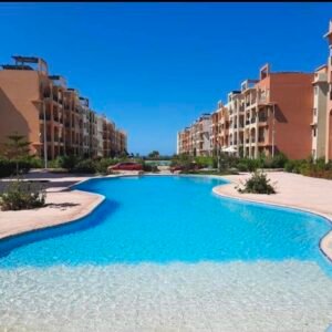 ✨ شاليه أرضي | 🛏️ غرفتان | ❄️ مكيف بالكامل | 🏊 إطلالة مباشرة على البول