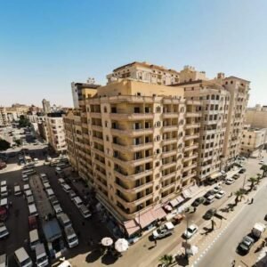 🌴 شقة مميزة | 🛏️ 3 غرف | 🛣️ إطلالة على الشارع الرئيسي | 🏖️ بالقرب من شاطئ مينا حشيش | 📍 علم الروم